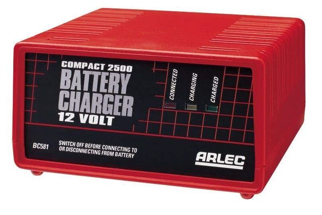 Arlec Compact Battery Charger with LED Display 2.5Amp 12V